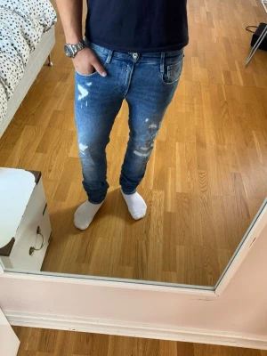 Replay jeans med slitningar  - Replay anbass Jeans | skick 9/10 | Storlek 30/34 | Pris - 549kr | Modellen är ca 181cm lång | Hör av dig vid minsta fråga eller fundering!!