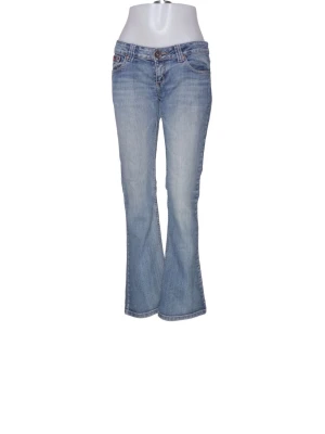 Vintage jeans - Säljer dessa jätte snygga jeansen! Fint skick men slitna i grenen och längst ned på benen, de har även en liten fläck på ena knät! Midjemått rakt över: 40cm Innerbenslängd: 77cm Benvidd längst ned:22cm