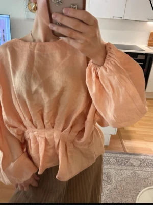 Persikofärgad blus med puffärmar - Köpt på vinted, var för stor för mig. Skulle säga den är mera en M storlek! Perfekt mot sensommaren/hösten 💞