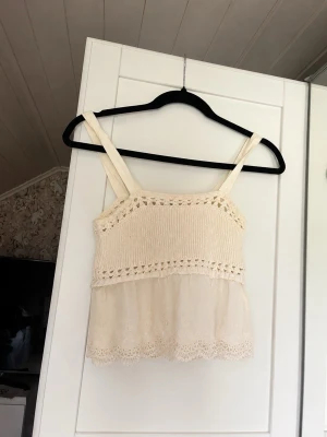 Beige stickad linnetopp med spets - Säljer denna jättefina beigea linnetopp från Zara med breda axelband, stickad överdel och spetsdetaljer nedtill.💓
