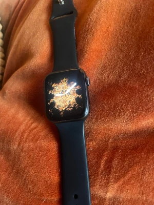 Svart smartklocka med silikonarmband - Snygg svart smartklocka med fyrkantig skärm och svart silikonarmband. Klockan har touchskärm med färgglada ikoner och modern design. Perfekt för dig som vill ha koll på notiser, hälsa och träning direkt på handleden. (Den kommer med laddaren.) 