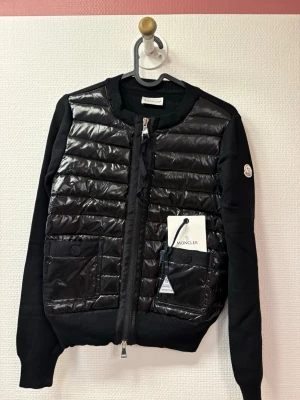 Moncler cardigan dam  - Storlek s/xs . Aldrig använd 😊 kan mötas i Sthlm 