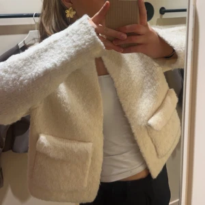 Stickad kofta - Säljer denna sjukt snygga koftan från Gina tricot som använts Max 3ggr, så nästintill nyskick!❤️