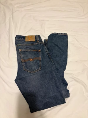 Nudie jeans - Ett par Nudie jeans i bra skick använda varsamt i ett år. Säljer få de blivit lite små, Är 187 och väger 75. W 30 L 30. Passformen är slim.