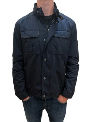 Massimo dutti jacka - En mycket stilren jacka från Massimo Dutti i storlek L, passar M. Modellen är 186 cm och jackan är i mycket fint skick. En klassisk och mångsidig jacka som passar perfekt till både vardag och lite finare tillfällen. Hör av dig vid frågor :) 
