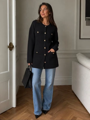 Svart kavajjacka med guldknappar - Stilren svart kavajjacka med raka linjer och dekorativa guldknappar framtill. Jackan har två fickor fram och lång ärm. Perfekt för en trendig och klassisk look.