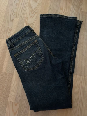 Bootcut Low jeans - Lågmidjade, mörkblå, bootcut jeans med detaljer på bakfickorna, köpta från Junkyard för 599kr 💗