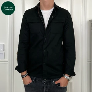 Massimo Dutti Overshirt - Overshirt från Massimo Dutti | Storlek: S - Skicket på denna oveshirt är bra förutom en liten fläck på ena armen - Vårat pris: 449kr - Nypris: 1,199kr - Modellen är 185cm och väger 80kg. 