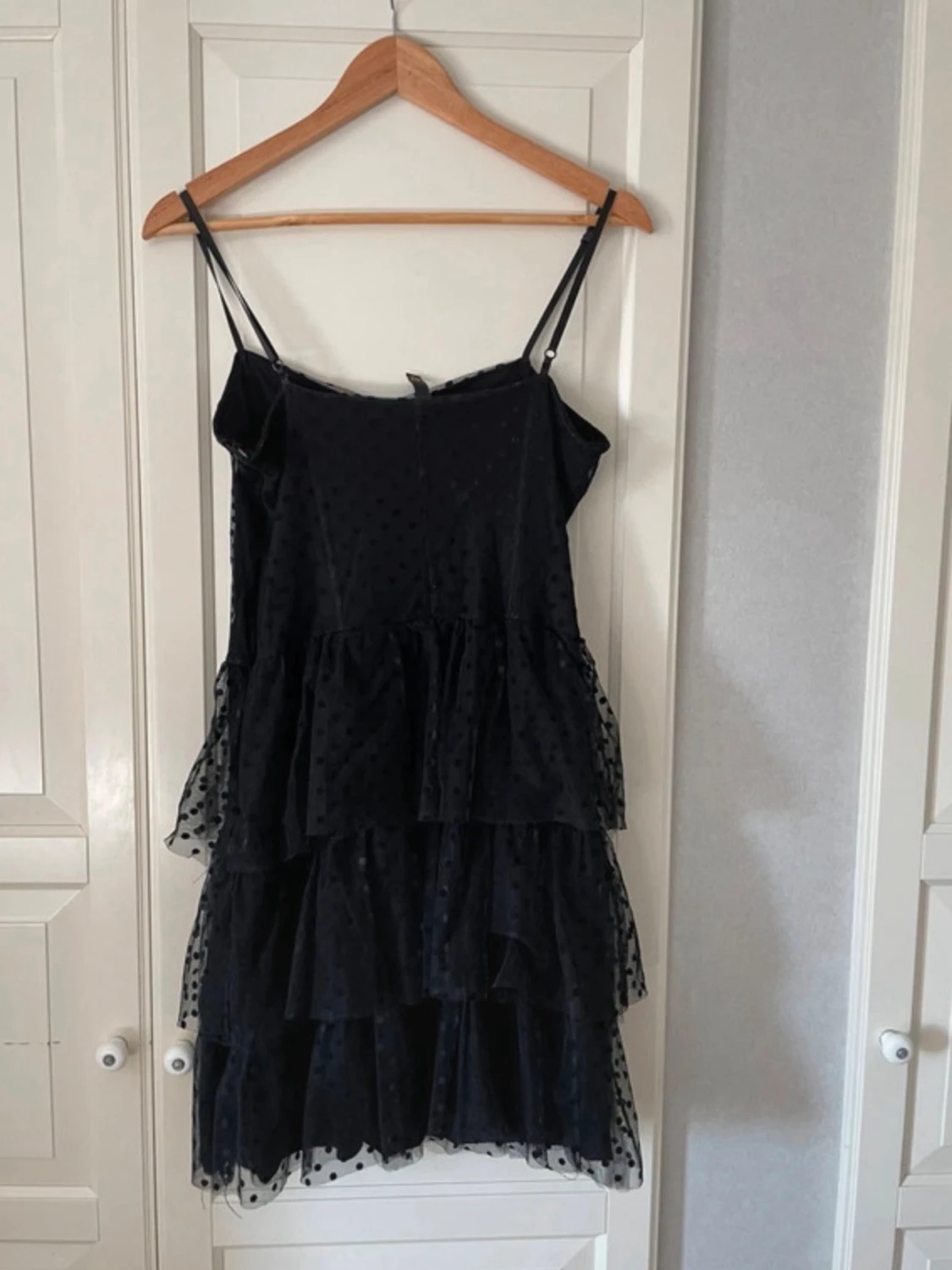 Svart klänning med prickar - 2
