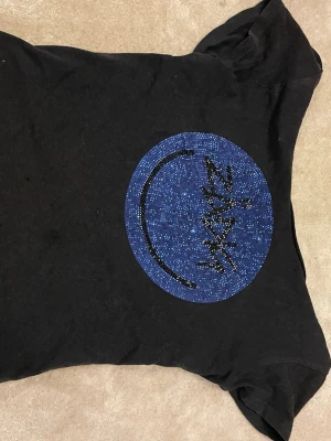 T-shirt från Zadig Voltaire  - Snygg of shoulder tröja från Zadig Voltaire andvänder inte så säljer❤️
