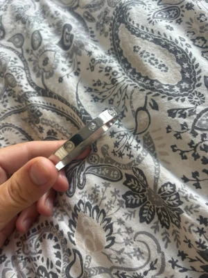 Silverfärgat armband med stenar - säljer ett jätte fint silver armband ifrån Raglady, använd några få gånger! Jätte fint ❤️