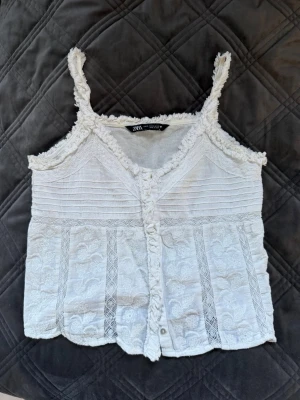 Zara topp  - Gullig sommar topp från Zara, säljer pågrund av för liten. Inga skador