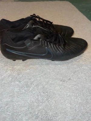 Nike tiempo - Svarta nike tiempo. Storlek 43, endast använda 1 gång så perfekt skick. Köpt för 1999