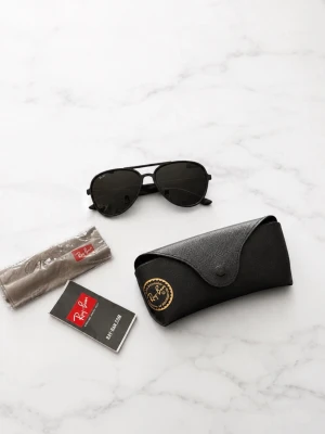 Svarta Ray-Ban aviator solglasögon - Klassiska svarta aviator solglasögon från Ray-Ban med metallbågar och mörka linser. Kommer med originalfodral, putsduk och Ray-Ban booklet. Perfekta för dig som vill ha en tidlös och cool look. Nypris ca 1200kr. Ställ gärna frågor!🙂