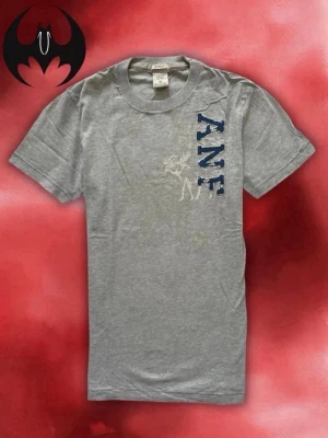 Vintage Abercrombie & fitch t-shirt  - Säljer denna sällsynta och eftertraktade Abercrombie & Fitch shirt | Mycket bra skick | Size S/M | Längd: 66cm Bröstvidd: 50cm | Skyltdocka: M - 48 cm axlar, 75 cm midja | Lägg endast bud med avsikt att köpa nu, inga fördröjning!