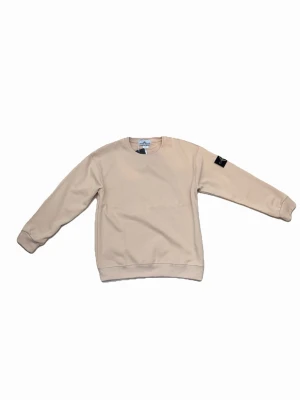 Beige sweatshirt med patch på ärmen - Säljes då den inte passar mig den är lite liten i storlek så passar S/ liten M priset är ej hugget i sten  