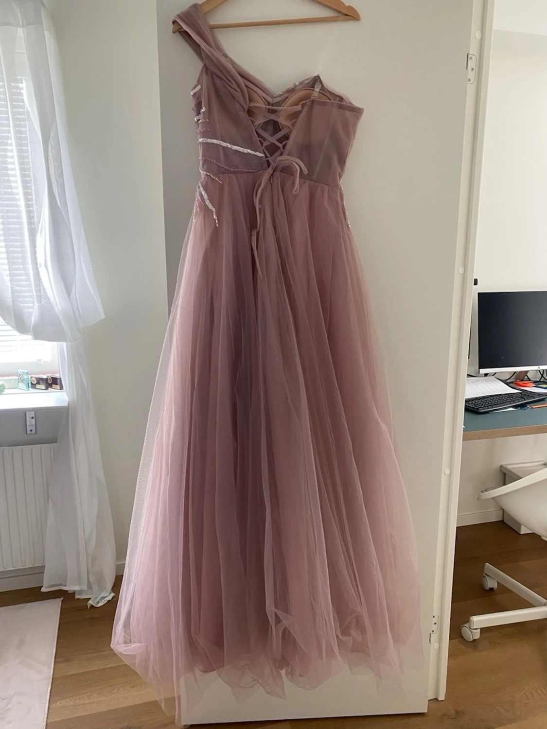 Lång rosa oneshoulder klänning - 2