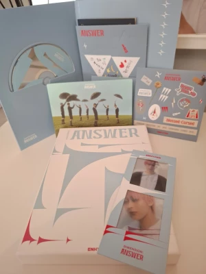 Enhypen album Dimension answer yet version - Inga photocards tillhör albumet så ni vet det. Har använt albumet 1 gång men inte annars. 