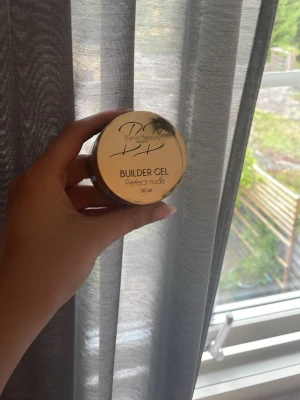 Builder Gel Perfect Nude 30 ml - Builder Gel Perfect Nude från Bano Beauty. Gelen har en mjuk, nude-rosa ton och är perfekt för att bygga naturliga naglar. Innehåller 30 ml och har en krämig konsistens som är enkel att applicera. Burken innehåller ungefär 3/4 av 30ml