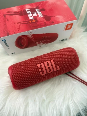 JBL Flip 6 högtalare - En dunder fullt fungerande JBL högtalare🔥 Låter väldigt högt, bättre än de flesta bilstereos😅 Skämt o sido är en riktigt bra högtalare med bra ljud, musik upp till 12h fulladdad och vattentålig Vill egentligen inte sälja för den är så bra men tycker inte riktigt om färgen så får se om någon annan vill ha denna☺️ finns några fläckar se sista bilderna Nypris 1350kr