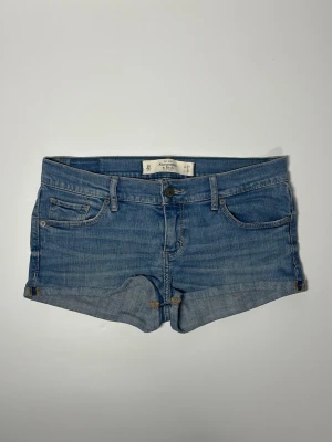 Lågmidjade jeansshorts - 👕 Plagg: Jeansshorts                                                          📏 Storlek: W27, Midjemått 39 cm                                                                                                            ✨ Skick: Fint skick                                                        💬 Vid frågor är det bara att skriva!                                                                                          🛍️ Gramenti