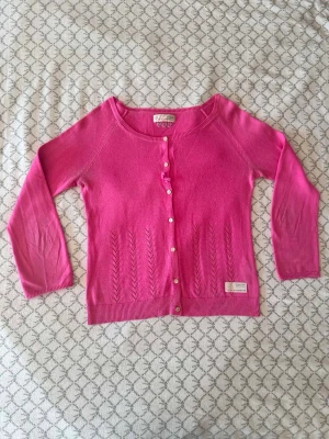 Rosa Odd Molly kofta - Jättefin rosa Odd Molly-kofta i fint skick! Har några mindre missfärgningar i armhålorna samt en liten på ärmen (se bilder), därav priset. Annars inga skavanker. 