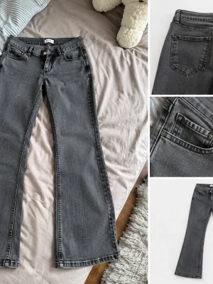 Grå bootcut jeans med fem fickor - Säljer ett par supersnygga grå bootcut/flare-jeans i tvättad grå denim. Sitter fint över höfterna och faller snyggt från knäna – perfekta om du gillar Y2K-, Pinterest- eller 90/00-talsstilen. En enkel modell som passar till allt, från sneakers till boots. I fint skick utan större anmärkningar. Hör gärna av dig om du vill ha fler bilder eller mått! ✨