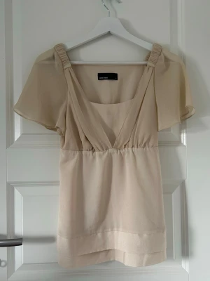 Beige blus - Jättesnygg beige blus perfekt till sommaren 