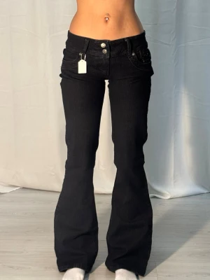 Low bootcut jeans 10133 - Midjemått: 37cm. Gren: 18cm. Innerbenslängd: 78cm. (Storlek 12 enligt etikett.) Kolla in min profil, följ för fler plagg🙌