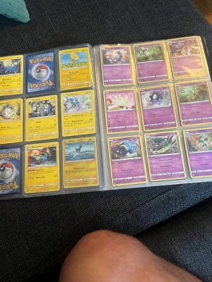 Pokémon kort - En pärm pokemonkort samling från olika årtal. 