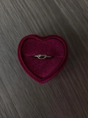 Guldfärgad ring med knutdetalj - Knut ring i storlek 18,1mm, guldfärgad.