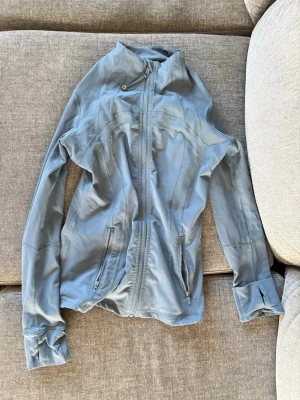 Lululemon define jacket - Lululemon define jacket i blått, lappen är tyvärr bortklippt där bak men har för mig att de är storlek 6. Jätte bra skick enda defekten är dragkedjan som visas på sista bilden men dragkedjan är fortfarande fullt fungerande👍