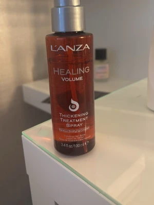 L'ANZA Healing Volume Spray - L'ANZA Healing Volume Thickening Treatment Spray är en volymgivande spray i brun plastflaska med silvrig pump. Innehåller Bamboo Bodifying Complex och passar för dig som vill ha fylligare hår.