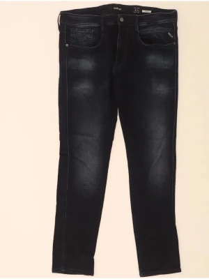 Mörkblå slim fit jeans från Replay - Snygga mörkblå slim fit jeans från Replay med klassisk femficksdesign och subtila slitningar på låren. Jeansen har normal midja, dragkedjegylf och är tillverkade i stretchigt denimtyg för extra komfort. Perfekta för en trendig och avslappnad look.