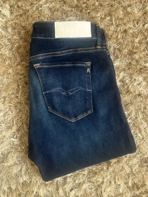 Mörkblå Replay jeans  - Ett par Schyssta mörkblå jeans från Replay, med luzien som modell men som passar mer som en slim fit modell. Tillverkade i stretchigt denim för extra komfort och passform. Jag är cirka 176 lång på bilden. Samt säljer då jag har bytt stil nära in på nyskick. Tveka inte på att ställa frågor!