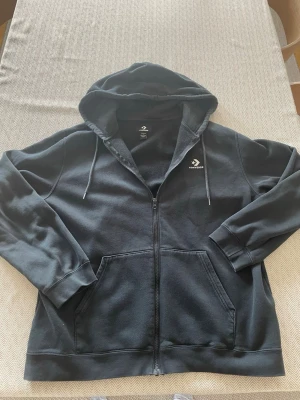 Converse zip up hoodie - Mycket bra skick. Sparsamt använd. Storlek XL