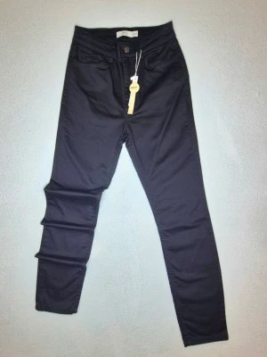 Dobber jeans svarta dam high waist oanvända  - Snygga svarta jeans från märket Dobber. Slim fit och high waist. Helt oanvända.👍 Mått (cirka): Ben = 97cm, från midja till gren = 28cm, midjan = 33cm, benöppning = 14cm. 🌟 kolla gärna mina andra annonser för samfrakt och rabatt.