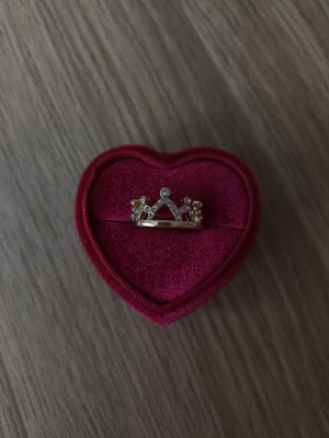 Guldfärgad ring med krona och stenar - Kristall krona ring i storlek 18,1mm, guldfärgad.