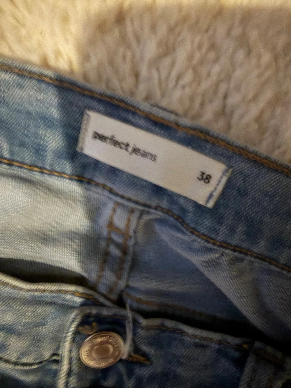 Ljusblå bootcut jeans från Gina Tricot i storlek 38 - 2