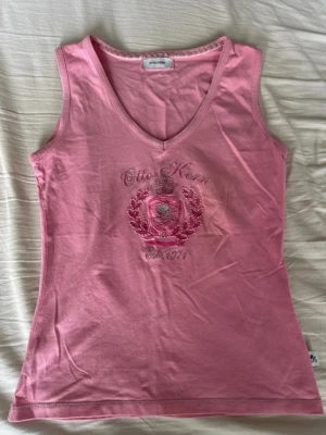 Rosa y2k topp - Rosa y2k topp från Otto Kern. Det finns ingen storlek i toppen men skulle uppskatta att den sitter som en S.