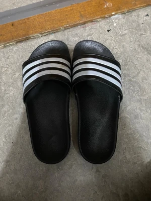 Adidas tofflor  - bekväma snygga tofflor ifrån Adidas.