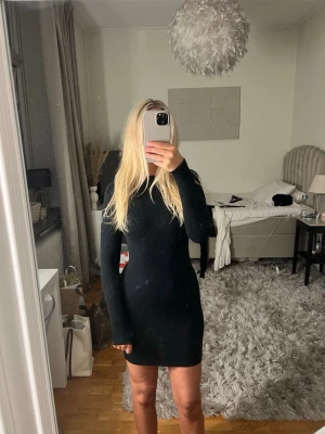 Svart tight långärmad klänning - Säljer en svart, figurnära klänning med lång ärm. Storlek 34. Från H&M.
