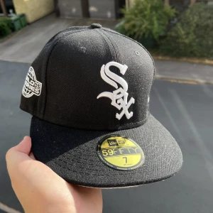 New Era Fitted Keps - Säljer denna new era kepsen då den är för liten. Använt den få gånger då den va för liten, nyskick/väldigt bra skick. Väldigt snygg och passar till allt och alla stilar! Osäker på autencitet. Kan skicka fler bilder i DM och kan gå ner i pris vid snabb affär! 🙌👌🍋