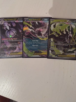 Pokémonkort Mega GX samling - Tre Pokémonkort: Mega Chandelure GX och två olika Mega Darkrai GX.