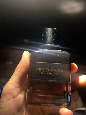 Givenchy Gentleman Réserve Privée EdP - 30ml kvar Givenchy Gentleman Réserve Privée Eau de Parfum är en lyxig herrparfym i en elegant glasflaska med svart och bärnstensfärgad toning. Flaskan har en stilren, maskulin design med svart kork och guldtext. Perfekt för dig som gillar exklusiva dofter.