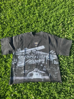 Svart washed oversize cropped T-shirt  - Sjukt material på tishan. Gyökeres med svenska fansen efter Sverige kvalificerar sig till VM. GYÖKEN kallas ju för Glockeres och Glock 14 i England. Så vi har skapat en acne studios vetements vibe på tishan. Med glockeres på ryggen och två st Glock 17 på framsidan med svenska fansen. För han pangar ju skott hela tiden. Kreativ tisha passar med allt. Finns i storlek S M L XL. Helt ny vikt i sing förpackning. 