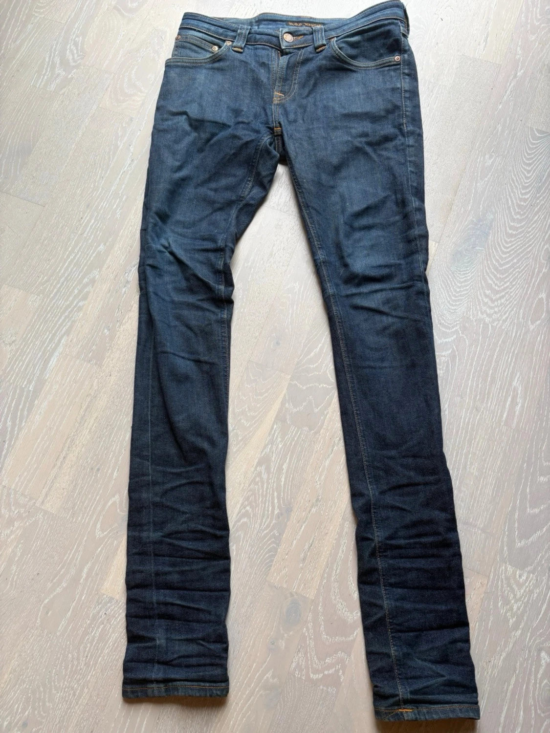 Nudie jeans i färgen blå