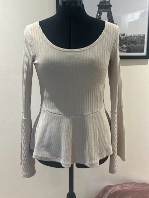 Beige topp - Beige topp, utsvängd nertill och i ärmarna
