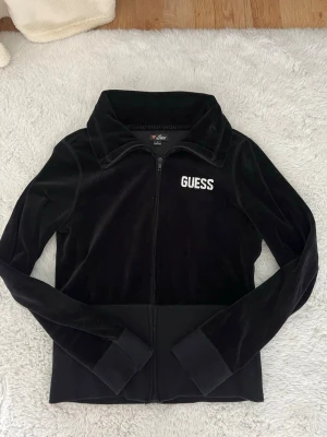Guess zip up  - En guess zip up i storlek L men passar som M 