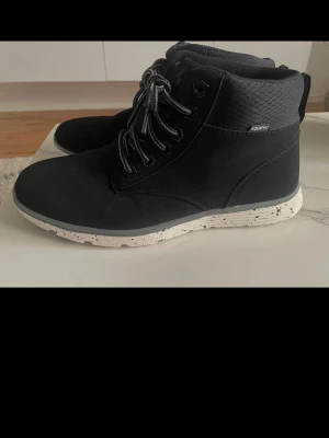 Mc kinley stl 40 - Mc kinley stl 40.   Använda från butik och hem. Så de är i nyskick. Som ni ser på bilder också. 